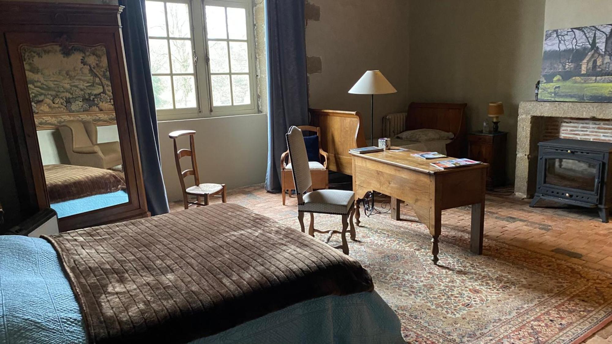 Chateau De Bourgon Montourtier Bagian luar foto